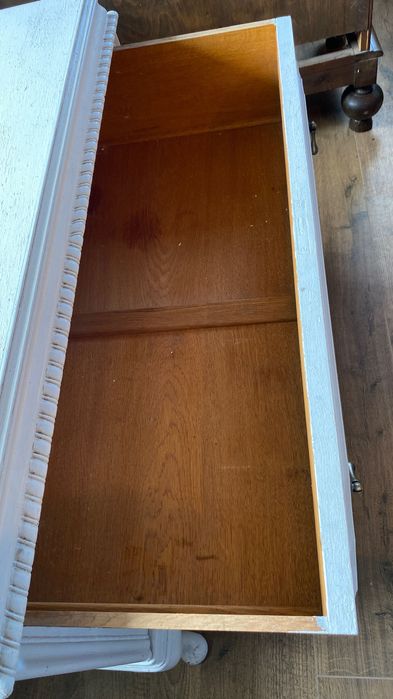 Stylowa komoda biała