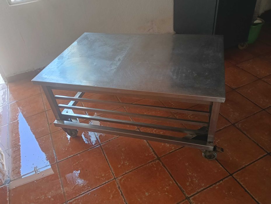 Carrinho em inox com rodas