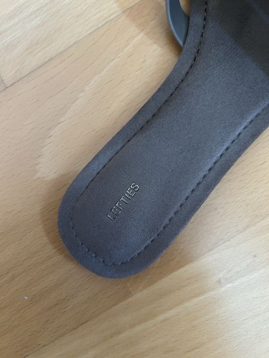 Chinelas castanhas Lefties