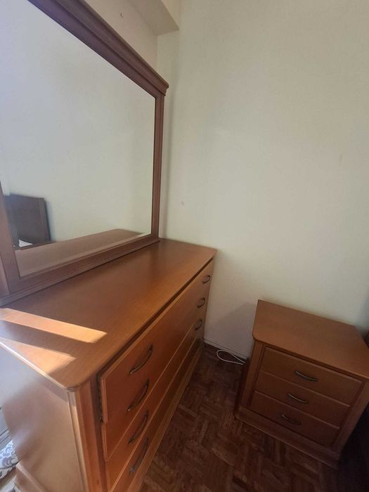 Mobilia de quarto em madeira macica boa qualidade