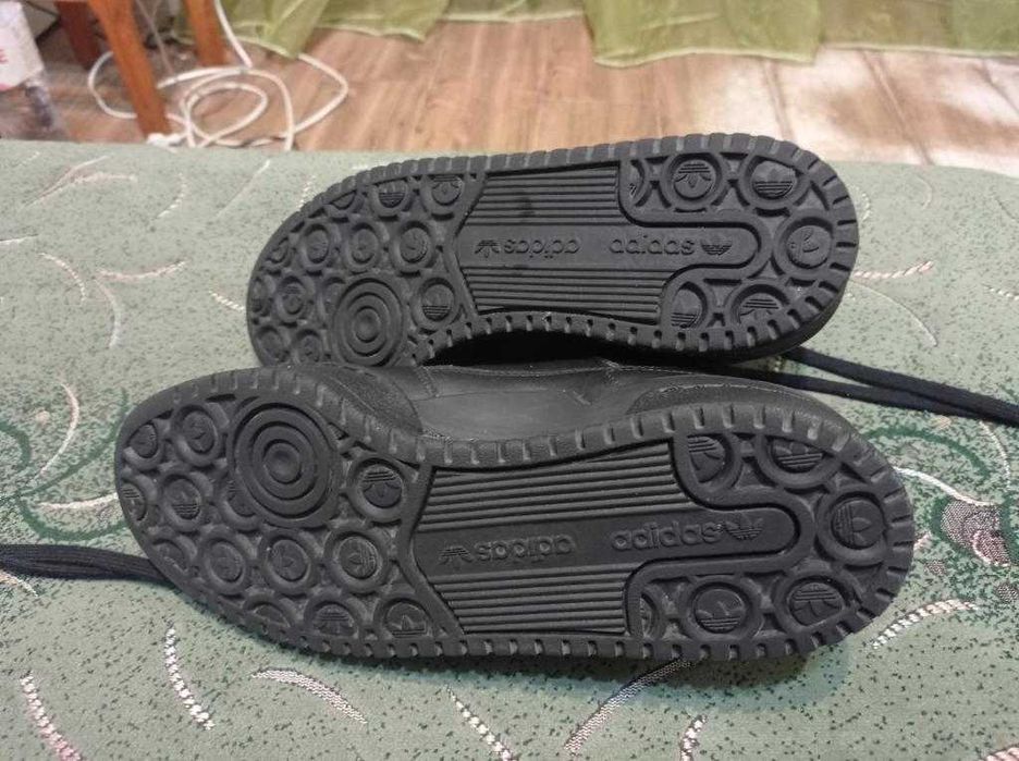Кроссовки кожаные Adidas оригинал размер-40 стелька- 25см