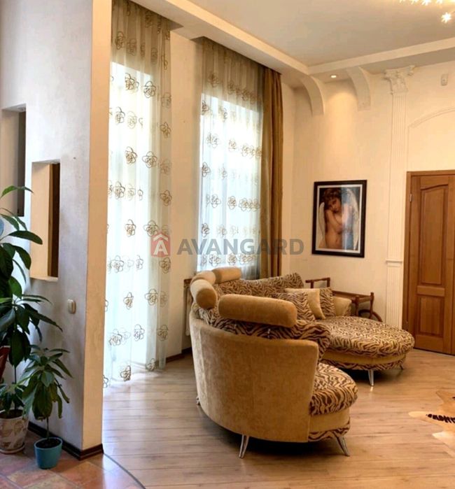 Здається шикарна 5-кімнатна квартира в центрі