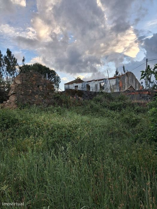 Moradia Isolada T4 em ruinas c/ 2 artigos urbanos e 1 terreno Rústico — Cumeada E Marmeleiro, Castelo Branco