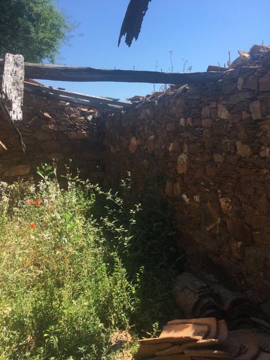 Terreno Urbano com Viabilidade de Construção – 30m² – Ideal para [Inserir Ex: Garagem / Micro-habitação]