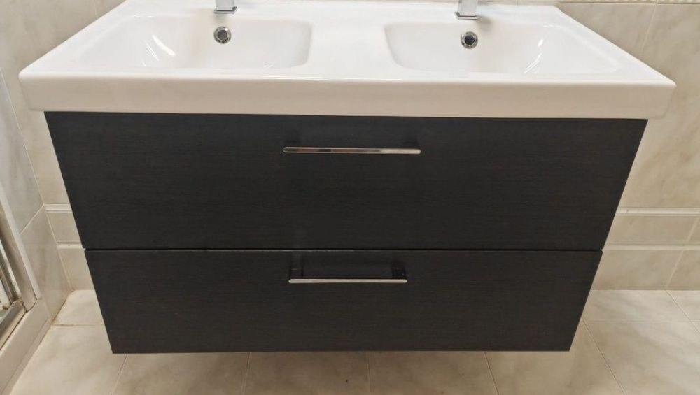 Móvel  IKEA + lavatório s/torneiras e s/ sifões  (lavatório 1,02x49 cm  Móvel 1,00x45 Altura 58 cm)