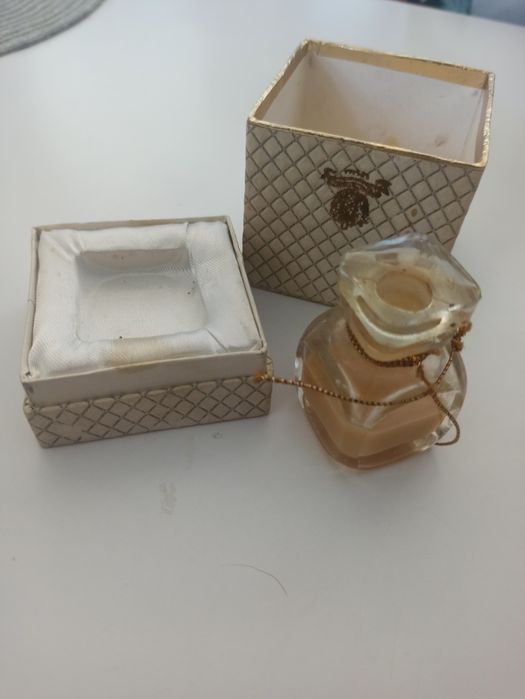 Stare Perfumy Cairo Chair de  Kesma