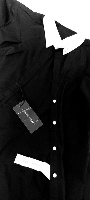 Czarna bluzka z białym kołnierzykiem i mankietami