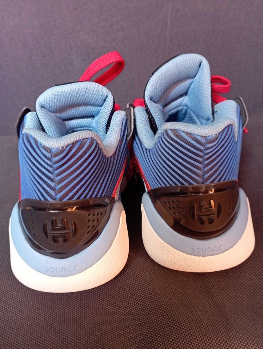 Кроссовки Adidas.