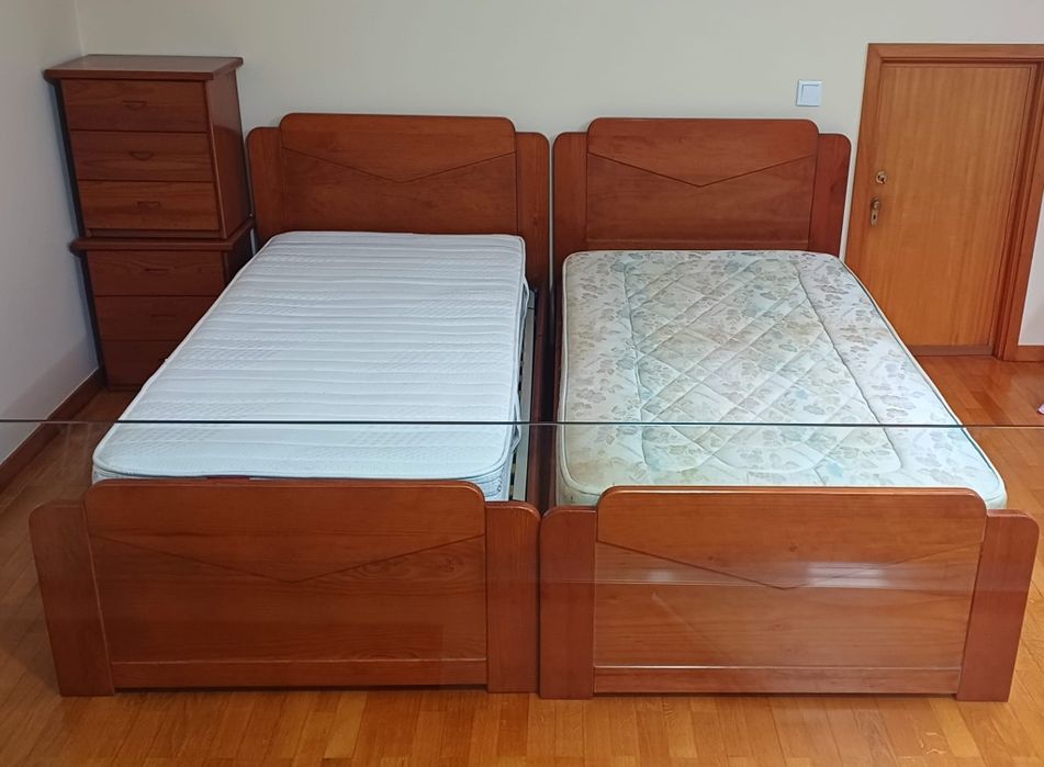 2 Camas com mesinhas de cabeceira em tom cerejeira
