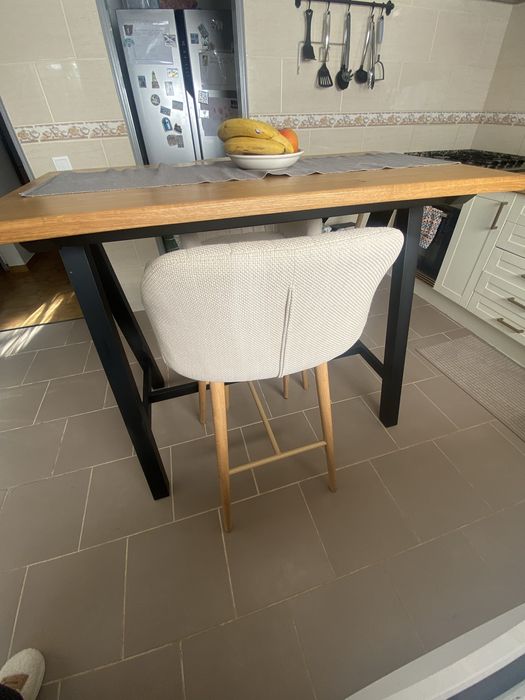 Mesa de cozinha com cadeiras