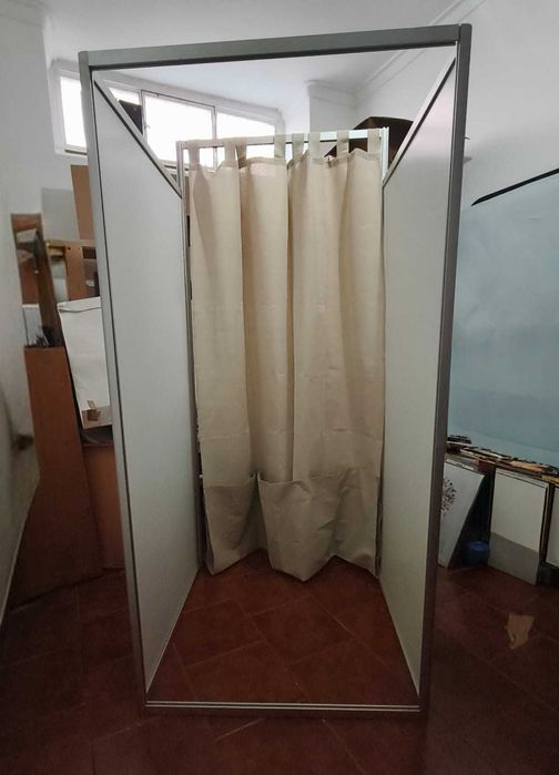 Provador / Biombo em estrutura de alumínio e portátil