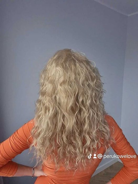 Peruka blond kręcone włosy z grzywką włosy jak naturalne Serena