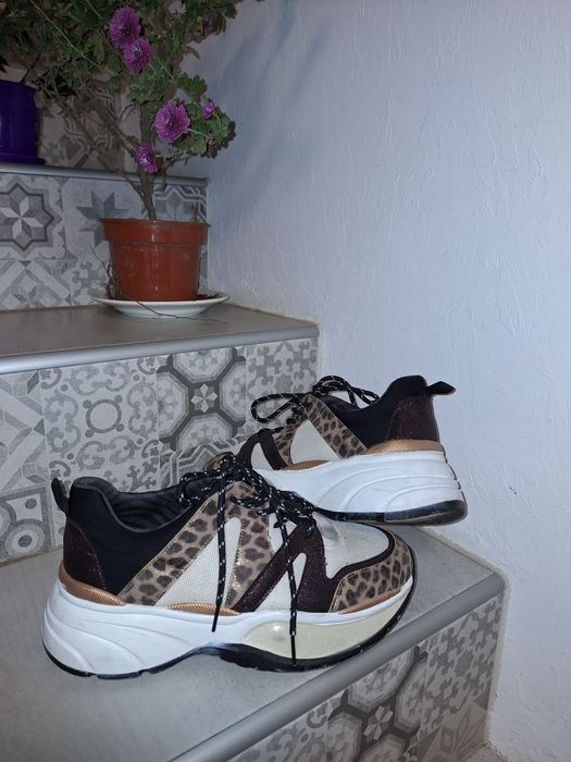 Кросівки жіночі р.39