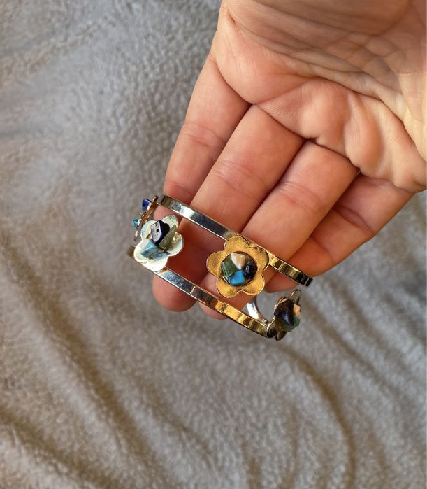 Pulseira prateada flores e pedras