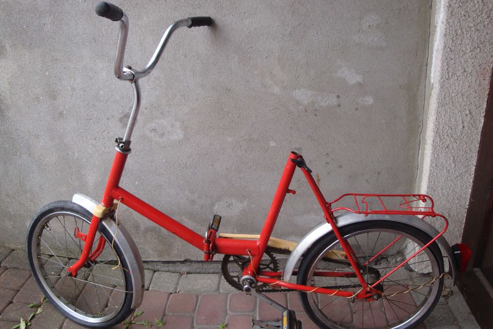 Tylko rama z roweru, z PRL-u, pokazanego na zdjęciach.