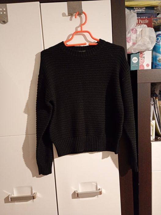 Czarny sweter dziewczęcy 134/140.