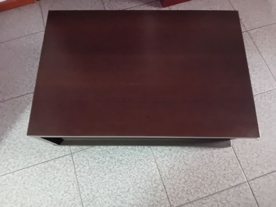 Mesa de madeira em mogno