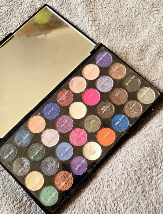 Paleta cieni do powiek Makeup Revolution