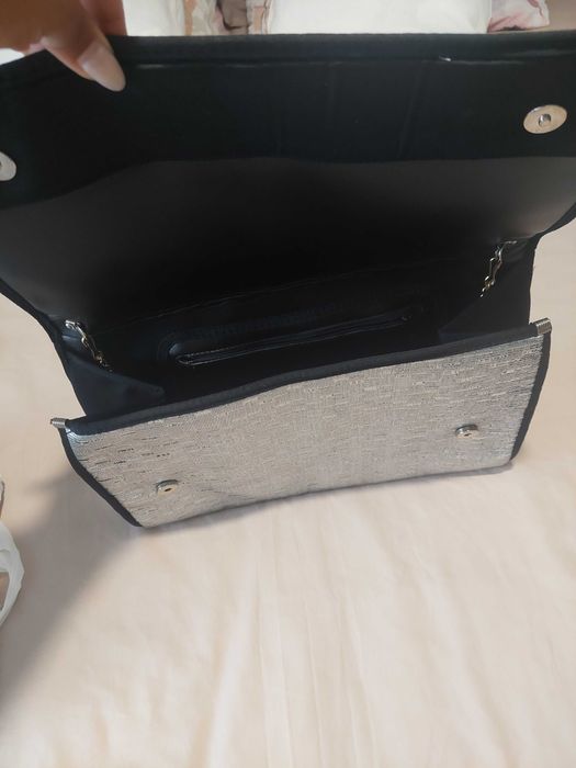 Mala prateada de mão (clutch) ou tiracolo