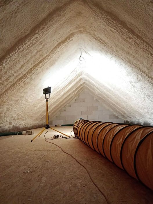 Ocieplenie Pianą Pur, izolacje natryskowe dachu, ocieplenie poddasza