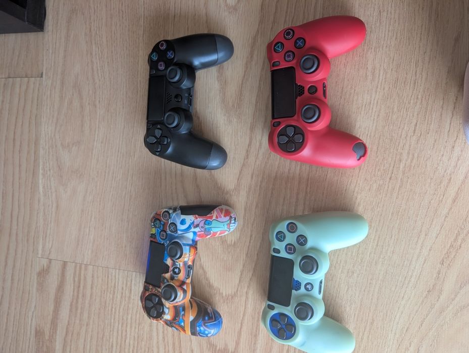 PS4 com jogos e 4 comandos