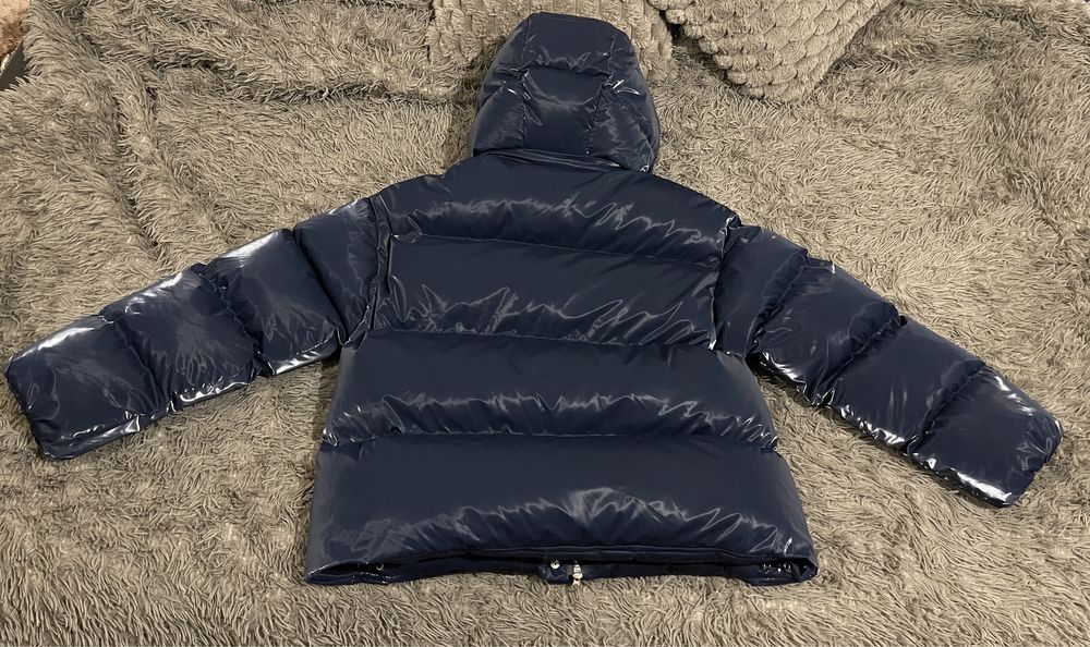 Темно-синій зимовий пуховик
