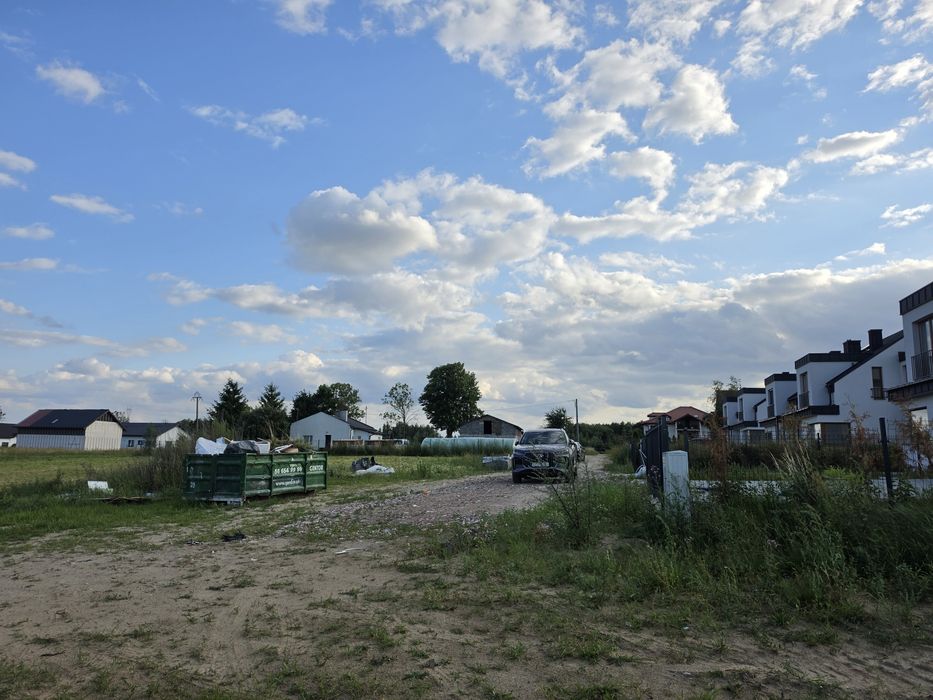 Trzy działki budowlane od 883m² do 1230m²