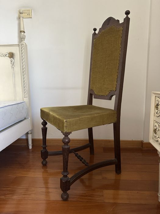 Mesa de madeira maciça mais 7 cadeiras
