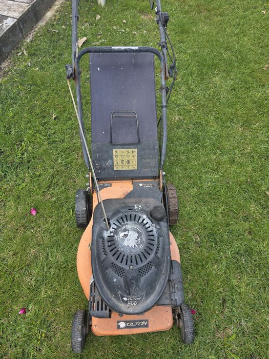 Vendo  máquina de cortar relva a gasolina