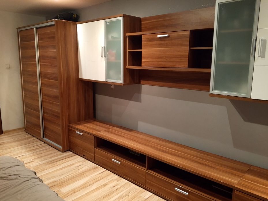 Meble pokojowe w dobrym stanie + komoda gratis