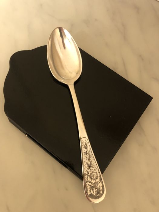 Ложка серебряная с рисунком