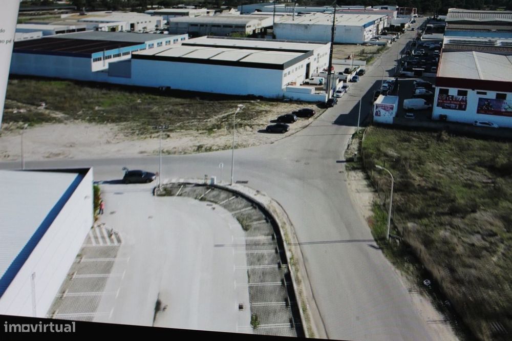 Armazém 300 m² em Alhos Vedros para arrendar
