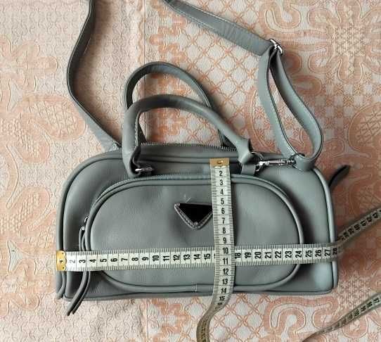 Удобная вместительная модная сумочка серого цвета, 27х15см