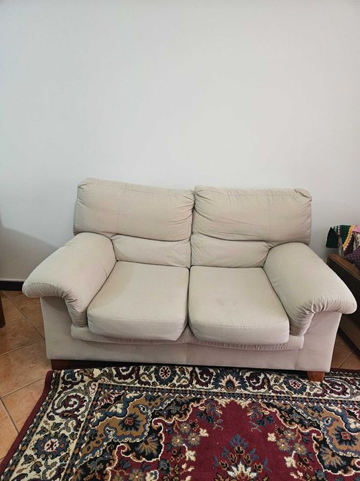 Sofá 2 lugares sem sujeira nem rasgo  usado e bem conservado.