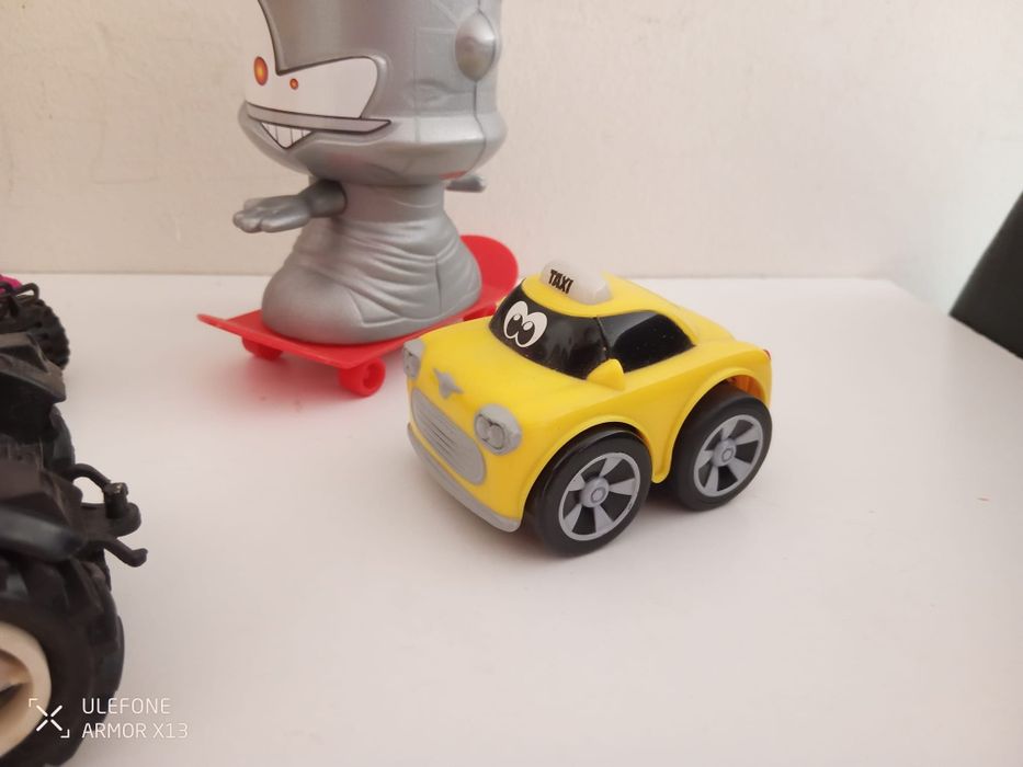Brinquedos: lote carros skate táxi chicco trator