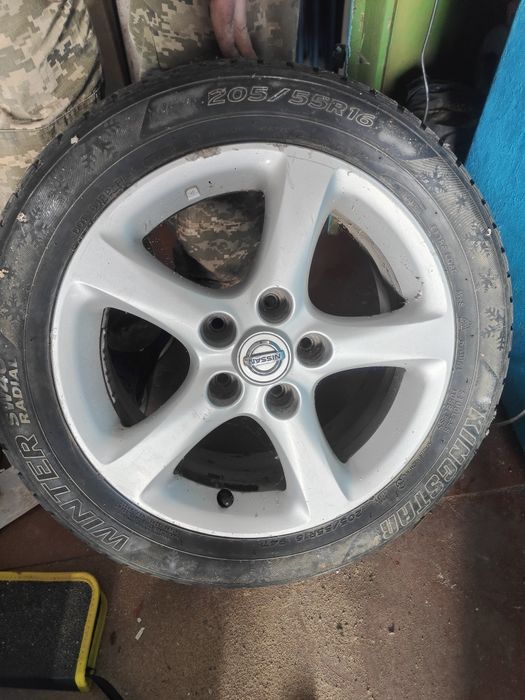 Диск Nissan Qashqai R16 з шиною розміром 205/55R16.