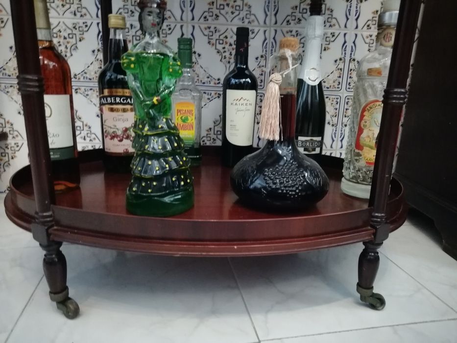 Bar Antigo C Rodas e Mesa de Apoio