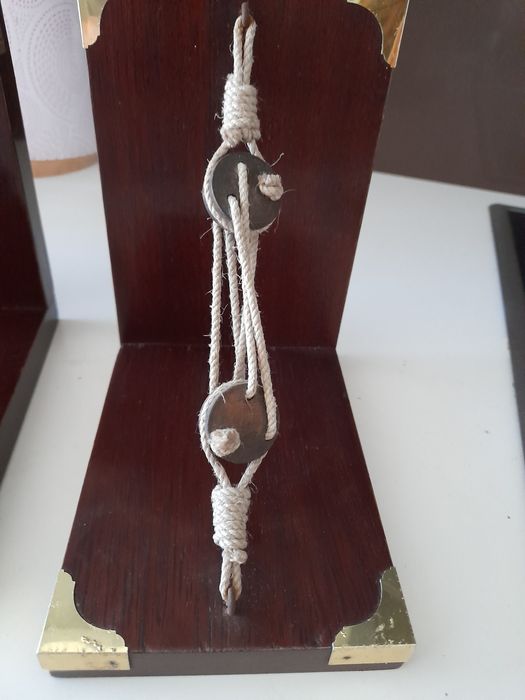 Suporte para livros em madeira