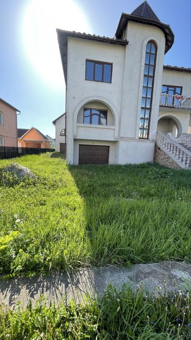 Продається просторий будинок в Тисмениці