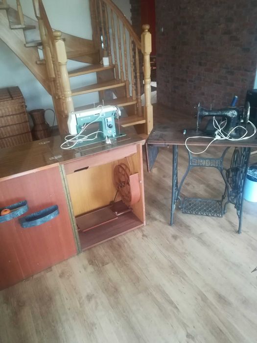 maszyna do szycia z szafką.