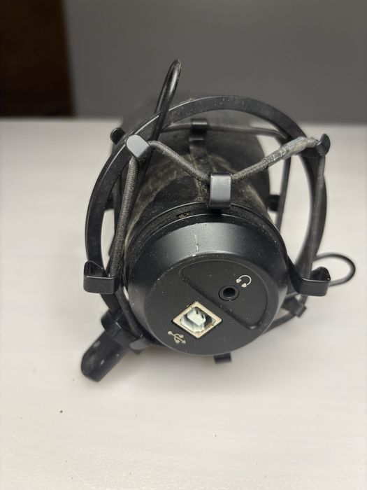 Microfone condensador com suporte anti-vibração (shock mount)