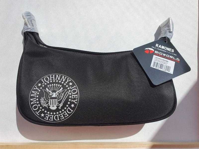 Женская сумочка через плечо с ремешком Ramones чёрная с белым узором 28 см х 12 см х8 см