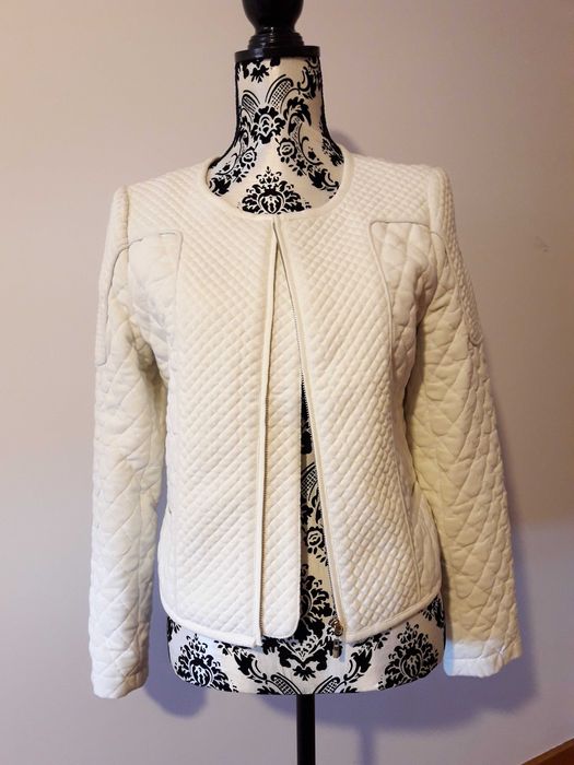 Casacos em pele e outros tecidos. Preços variam