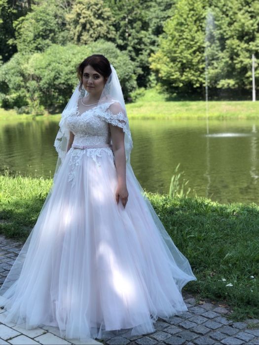 Весільна пишна сукня