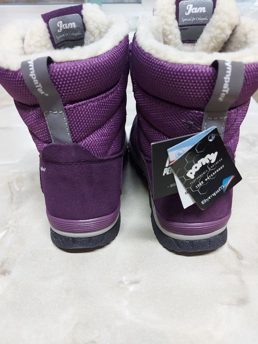 Зимове взуття на дівчинку.