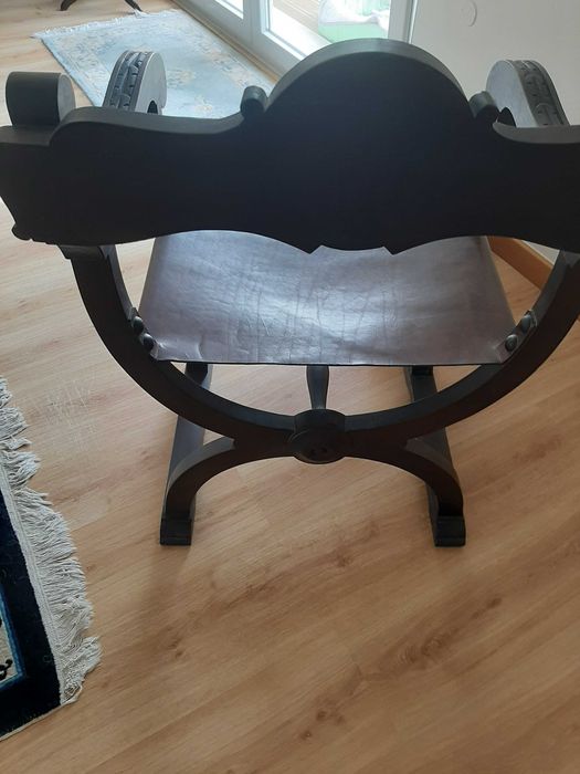 Cadeira em madeira trabalhada e couro