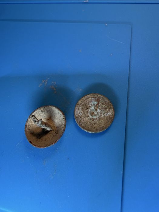 Zabytkowe pokrętło lampy naftowej i guzik