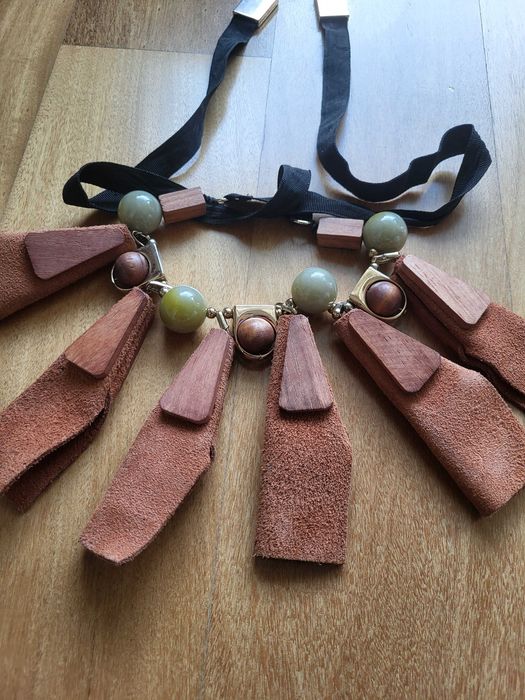 Colar em Camurça, Madeira e Contas Decorativas