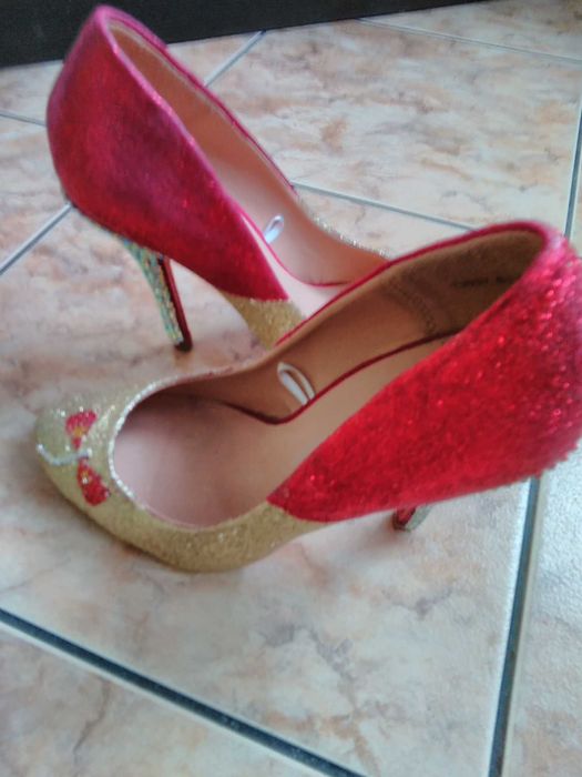 Szpilki brokatowe czerwono-złote 38