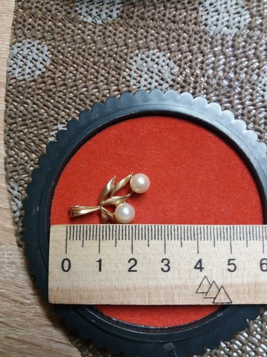 продам кулон из золота с жемчугом.